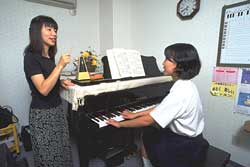 a tocar el piano